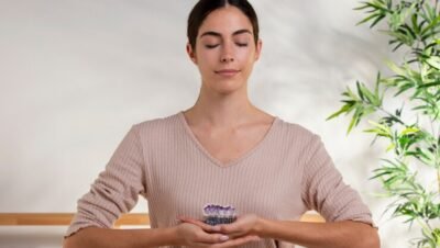 Benefícios da Meditação para a Saúde Mental A meditação é uma prática milenar que tem ganhado destaque nos últimos anos, especialmente devido aos seus efeitos positivos na saúde mental. Estudos mostram que a meditação pode reduzir sintomas de ansiedade e depressão, promovendo um estado de calma e uma melhora na qualidade de vida. Ao dedicar apenas alguns minutos do seu dia para meditar, é possível alcançar uma maior clareza mental e um aumento da focagem e da criatividade. Impacto da Meditação na Rotina Diária Integrar a meditação na rotina diária pode transformar a forma como lidamos com os desafios cotidianos. A prática regular ajuda a desenvolver uma maior resiliência emocional, permitindo que as pessoas enfrentem situações estressantes de forma mais equilibrada. Além disso, meditar diariamente pode auxiliar na melhoria do sono, proporcionando um descanso mais reparador e renovando as energias para o dia seguinte. Meditar proporciona um espaço para o autocuidado e a reflexão, permitindo que as pessoas confrontem suas preocupações e emoções de maneira consciente. Com isso, muitos experimentam uma melhora no humor e uma clareza mental, além de adquirirem habilidades de enfrentamento que os ajudam a lidar melhor com os desafios do dia a dia. Meditação e Autoconhecimento Outro aspecto importante da meditação é a possibilidade de autoconhecimento. Ao meditar, estamos dedicando um tempo para olhar para dentro de nós mesmos, refletindo sobre nossos pensamentos e emoções. Esse processo de introspecção pode nos ajudar a entender melhor nossas reações e comportamentos, promovendo um crescimento pessoal significativo. Práticas de Meditação para Iniciantes Para aqueles que estão começando a meditar, existem diversas práticas que podem ser facilmente incorporadas ao dia a dia. Uma delas é a meditação guiada, que pode ser realizada através de aplicativos ou vídeos online. Esses recursos oferecem orientações que facilitam a imersão na prática, principalmente para iniciantes. A respiração consciente também é uma técnica útil; ao focar na respiração, podemos desacelerar a mente e encontrar um espaço adequado para a meditação. Portanto, os benefícios da meditação vão muito além do que se poderia imaginar. Em um mundo cada vez mais acelerado, dedicar um momento do nosso dia para meditar pode ser a chave para um maior bem-estar físico, mental e emocional. E ao buscar uma melhor compreensão de como criar ambientes mais calmos, alguns optam pela construção de parede drywall preço m2 instalado, que proporciona um espaço adequado para a prática da meditação. Invista em você e considere incluir a meditação em sua rotina para colher os benefícios dessa prática transformadora. Como a Meditação Pode Transformar Sua Saúde Física A meditação é uma prática antiga que tem sido utilizada em várias culturas ao redor do mundo. Uma das suas principais contribuições é a melhora da saúde física. Estudos demonstram que a meditação pode reduzir a pressão arterial, melhorar a qualidade do sono e até ajudar na recuperação de doenças. Ao dedicar alguns minutos diários para meditar, as pessoas podem não apenas acalmar a mente, mas também promover um impacto positivo em seu corpo. Isso se traduz em uma sensação geral de bem-estar e vitalidade. O Impacto da Meditação na Saúde Mental A saúde mental é um aspecto crucial da vida de qualquer indivíduo. A prática regular da meditação tem mostrado ser eficaz na redução do estresse e da ansiedade. Meditar proporciona um espaço para o autocuidado e a reflexão, permitindo que as pessoas confrontem suas preocupações e emoções de maneira consciente. Com isso, muitos experimentam uma melhora no humor e uma clareza mental, além de adquirirem habilidades de enfrentamento que os ajudam a lidar melhor com os desafios do dia a dia. A Integração da Meditação na Rotina Diária Incorporar a meditação na vida cotidiana pode parecer desafiador, mas existem diversas estratégias que podem facilitar essa prática. Um método popular é a meditação guiada, onde o indivíduo é levado através de uma série de passos por um instrutor, seja ao vivo ou através de um aplicativo. Outro recurso muito utilizado é a meditação mindfulness, que envolve estar presente no momento e aceitar sentimentos e pensamentos sem julgamento. Além disso, é possível combinar a prática de meditação com outras atividades, como a ioga, para potencializar os benefícios. Com o tempo, esses hábitos se transformam em uma rotina, promovendo saúde e bem-estar duradouros. Meditação e Conexões Sociais A meditação também traz vantagens para as relações pessoais. Quando os indivíduos se tornam mais conscientes de si mesmos, eles tendem a se tornar mais empáticos e atentos aos outros. Essa maior sensibilização pode melhorar a comunicação e fortalecer os laços entre amigos e familiares. Participar de grupos de meditação ou em retiros é uma excelente forma de criar novas conexões, onde todos partilham objetivos e experiências semelhantes, promovendo assim uma comunidade saudável. Por fim, fica evidente que a meditação pode ter um impacto transformador em várias áreas da vida. Além dos benefícios diretos para a saúde e bem-estar, existe um paralelo interessante a se considerar: assim como o Aluguel de guindaste preço reflete a importância de investir em serviços que suportam nossa estrutura física e funcional, a meditação é um investimento na nossa saúde mental e emocional. Optar por investir em práticas que promovam o equilíbrio e a paz interior certamente ajuda a construir uma vida mais plena e satisfatória. Benefícios da Meditação para a Saúde A meditação tem sido praticada por milhares de anos e, ao longo desse tempo, houve uma compreensão crescente sobre os benefícios que essa prática pode trazer para a saúde física e mental. Estudos científicos mostram que a meditação pode reduzir o estresse, melhorar o foco e promover a saúde emocional. Um dos principais benefícios da meditação é a diminuição dos níveis de cortisol, que é o hormônio do estresse. Quando reduzimos o estresse, não apenas nos sentimos melhor, mas também nossa saúde geral melhora. Adicionalmente, a meditação pode ajudar a aliviar sintomas de ansiedade e depressão. Um estudo publicado na Onde comprar transformador Journal of Happiness Studies revelou que a prática regular de meditação mindfulness pode levar a uma redução significativa nos níveis de ansiedade, aumentando a sensação de paz interior e bem-estar. Essa prática é eficaz porque nos ensina a desacelerar a mente e a deixar de lado preocupações. Outro benefício importante da meditação é a melhoria da qualidade do sono. Muitas pessoas lutam com insônia ou têm dificuldades em manter um padrão de sono saudável. A meditação ajuda a acalmar a mente e o corpo, promovendo um estado de relaxamento que favorece o sono reparador. Quando meditamos, estamos treinando nosso cérebro a se desligar das distrações cotidianas, permitindo que possamos descansar com mais facilidade à noite. A meditação também desempenha um papel crucial na melhoria da concentração e foco. Em um mundo repleto de distrações, aprender a meditar pode ser uma ferramenta poderosa para aqueles que buscam aumentar sua produtividade. A prática regular pode ajudar a desenvolver a capacidade de manter a atenção em uma única tarefa por mais tempo, algo essencial em nosso cotidiano agitado. Os benefícios da meditação não se limitam apenas à saúde mental. Há evidências de que a prática também pode impactar positivamente a saúde física. Alguns estudos sugerem que a meditação pode até mesmo desempenhar um papel na redução da pressão arterial, o que faz dela uma aliada importante na prevenção de doenças cardíacas. Ao facilitar a redução do estresse e promover um estilo de vida mais equilibrado, a meditação se torna uma prática que beneficia o corpo e a mente. Por fim, a meditação oferece um espaço para o autoconhecimento e a autorreflexão. À medida que nos permitimos momentos de silêncio e contemplação, criamos uma oportunidade de entender nossas emoções e pensamentos mais profundos. Isso pode levar a um maior equilíbrio emocional, fortalecendo nossa resiliência diante dos desafios da vida. Meditação e o Controle do Estresse A meditação é uma prática antiga que tem se mostrado eficaz na redução do estresse e na promoção do bem-estar. À medida que o mundo moderno se torna cada vez mais acelerado, muitas pessoas buscam estratégias para gerenciar a ansiedade e o estresse. Em meio a essa busca, a meditação se destaca como uma solução acessível e poderosa. Estudos demonstram que a prática regular da meditação pode alterar a forma como o cérebro processa o estresse. Durante a meditação, o corpo entra em um estado de relaxamento profundo, diminuindo a produção de hormônios do estresse, como o cortisol. Além disso, a meditação ajuda a aumentar a clareza mental e a promover uma sensação de calma, tornando mais fácil enfrentar os desafios da vida cotidiana. Integrar a meditação à sua rotina não requer muito tempo. Mesmo sessões curtas, de cinco a dez minutos por dia, podem trazer benefícios significativos. Encontrar um local tranquilo, sentar-se confortavelmente e focar na respiração são passos simples que podem ajudar qualquer pessoa a iniciar essa prática transformadora. Ao longo do tempo, a meditação pode se tornar um momento indispensável do seu dia. A meditação também é uma ferramenta valiosa para profissionais em ambientes de trabalho estressantes. A pressão para atender prazos e as exigências diárias podem levar ao burnout e à exaustão. Empresas que incentivam a prática da meditação entre os funcionários têm notado melhorias na produtividade e na satisfação no trabalho. Por exemplo, a Empresa de caldeiraria implementou programas de meditação que resultaram em uma equipe mais focada e engajada. Além disso, a meditação pode facilitar a conexão com os colegas, promovendo um ambiente de trabalho mais colaborativo e positivo. Através da prática conjunta, os funcionários podem compartilhar experiências e apoiar uns aos outros, criando um espaço de empatia e compreensão. Essa interação é fundamental para reduzir o estresse coletivo e construir um fortalecimento emocional entre as equipes. Benefícios da Meditação para a Saúde Mental