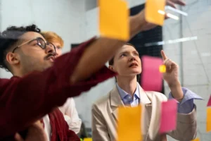 Imagem de uma equipe discutindo estratégias de marketing, destacando a comparação entre Inbound e Outbound e como escolher a melhor estratégia para o negócio.