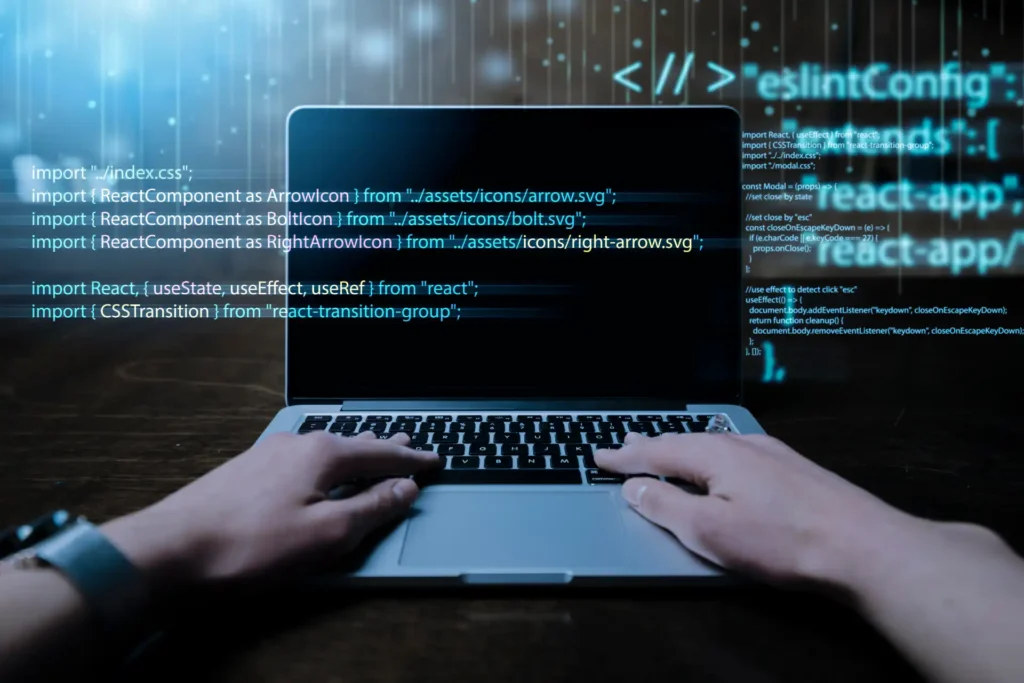 Imagem de um programador trabalhando em um laptop, com código em destaque na tela, enfatizando a importância de manter sitemap.xml atualizado.