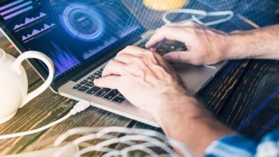 Descubra como atualizar conteúdos antigos, ajustando-os às novas diretrizes de algoritmo de SEO para manter ranking e relevância online.
