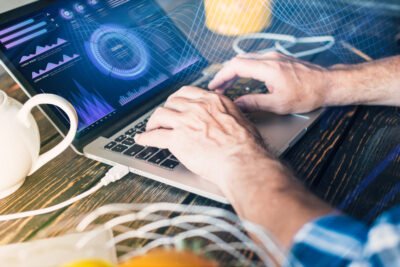 Descubra como atualizar conteúdos antigos, ajustando-os às novas diretrizes de algoritmo de SEO para manter ranking e relevância online.