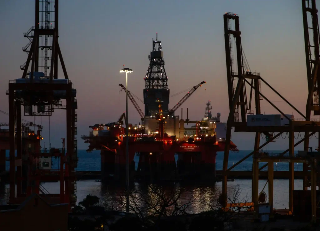 Pirates de petróleo em um ambiente industrial com equipamentos de segurança, demonstrating a importância de equipamentos e acessórios para reduzir riscos no setor petrolífero.