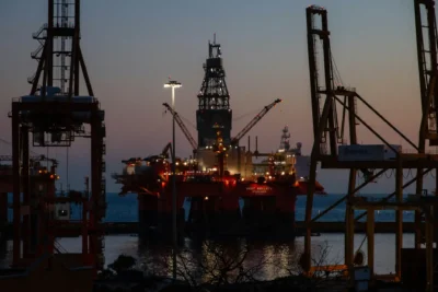 Pirates de petróleo em um ambiente industrial com equipamentos de segurança, demonstrating a importância de equipamentos e acessórios para reduzir riscos no setor petrolífero.