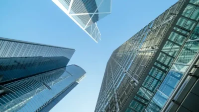 Imagem de edifícios modernos em um centro financeiro, representando inovação e modelos de negócios inovadores em ambiente corporativo.