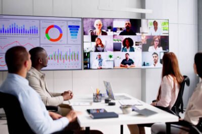 Aprenda a estruturar equipes híbridas eficientes, com processos claros, comunicação eficaz e foco em alta performance.